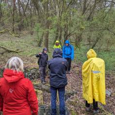 Kurze Rast an der alten Bewässerungseinleitung